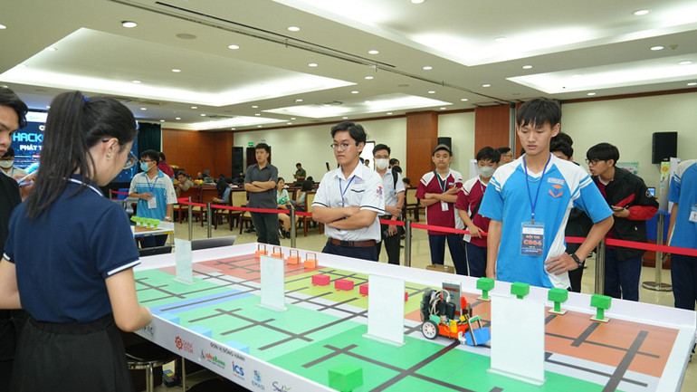 Học sinh trung học cơ sở và trung học phổ thông thi lập trình robot có tích hợp camera và ứng dụng AI