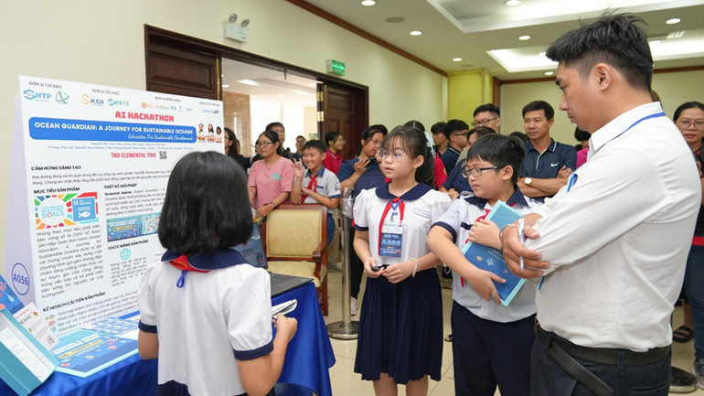 Học sinh tiểu học trưng bày và thuyết trình về dự án với Ban giám khảo