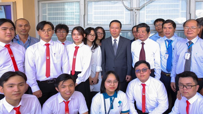 Chủ tịch nước chụp ảnh lưu niệm cùng giảng viên, sinh viên Khoa Triết học. Chủ tịch nước chụp ảnh lưu niệm cùng giảng viên, sinh viên Khoa Triết học.