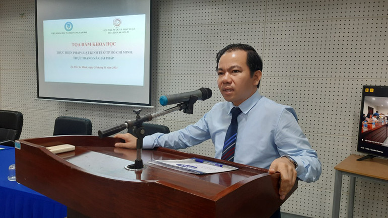 Phó Giáo sư, Tiến sĩ Vũ Tuấn Hưng, Phó Viện trưởng phụ trách Viện Khoa học xã hội vùng Nam Bộ phát biểu tại tọa đàm. Phó Giáo sư, Tiến sĩ Vũ Tuấn Hưng, Phó Viện trưởng phụ trách Viện Khoa học xã hội vùng Nam Bộ phát biểu tại tọa đàm.