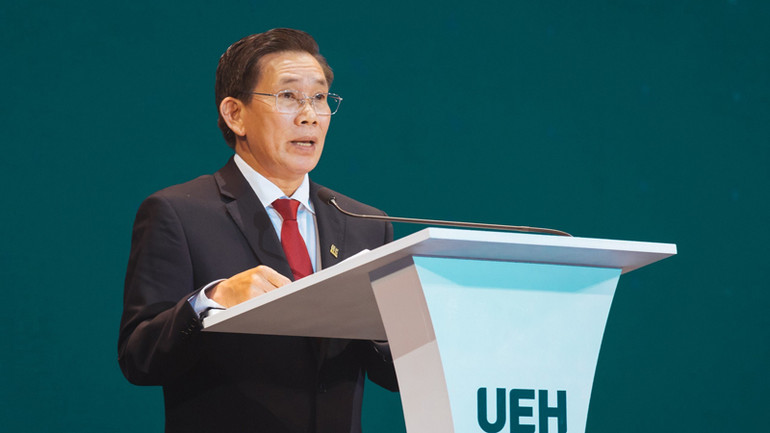 Giáo sư, Tiến sĩ Sử Đình Thành, Giám đốc Đại học Kinh tế Thành phố Hồ Chí Minh phát biểu tại lễ công bố.