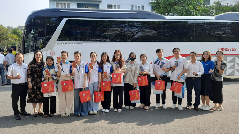 Trường đại học Kinh tế-Luật tặng quà tết cho các sinh viên đón Tết xa nhà. Trường đại học Kinh tế-Luật tặng quà tết cho các sinh viên đón Tết xa nhà.