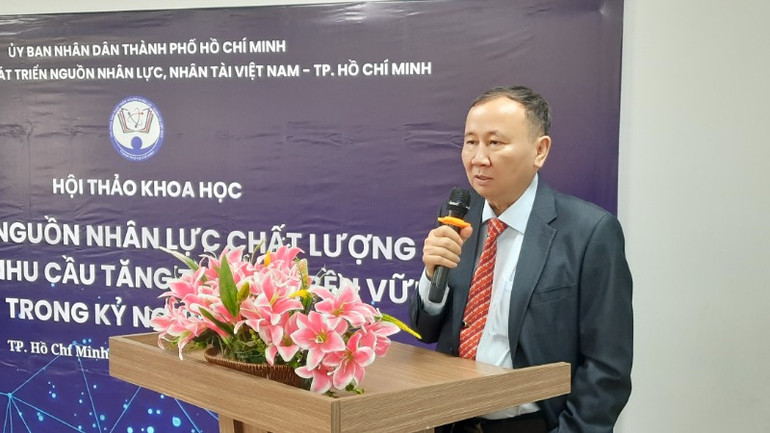 Ông Lê Như Hùng, Chủ tịch hội Hội Khoa học phát triển nguồn nhân lực, nhân tài Việt Nam – Thành phố Hồ Chí Minh phát biểu tại Hội thảo.