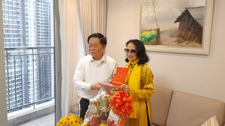 Đồng chí Nguyễn Trọng Nghĩa, Trưởng Ban Tuyên giáo Trung ương thăm, chúc Tết Nghệ sĩ Nhân dân Trà Giang.