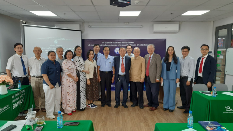 Các đại biểu chụp ảnh lưu niệm