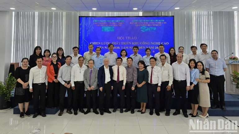 Các đại biểu chụp ảnh lưu niệm.