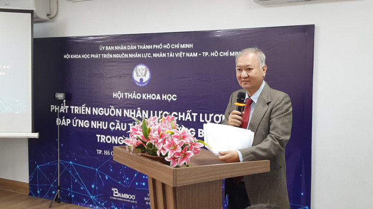 Ông Lê Văn Thành, Hội Khoa học phát triển nguồn nhân lực, nhân tài Việt Nam – Thành phố Hồ Chí Minh phát biểu tại Hội thảo.