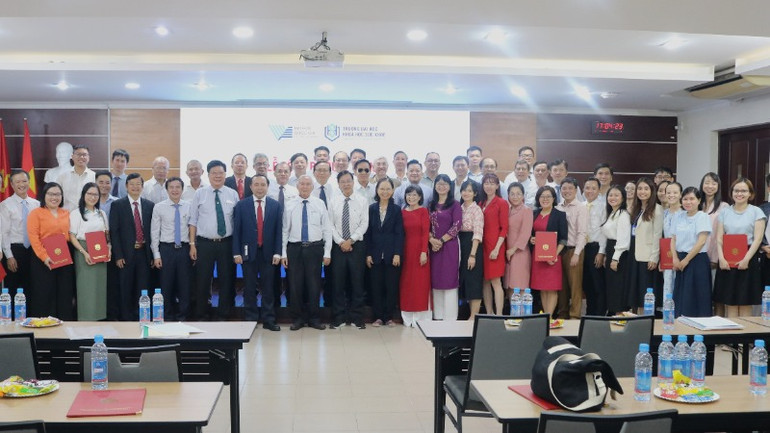 Các đại biểu chụp ảnh lưu niệm