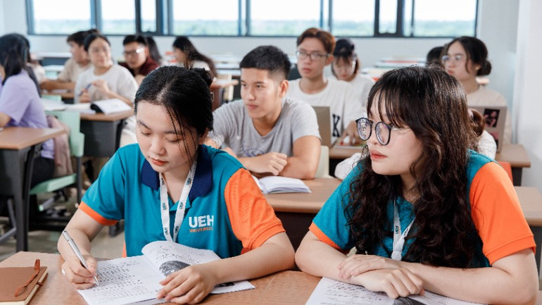 Sinh viên Đại học Kinh tế thành phố Hồ Chí Minh trong giờ học tập.