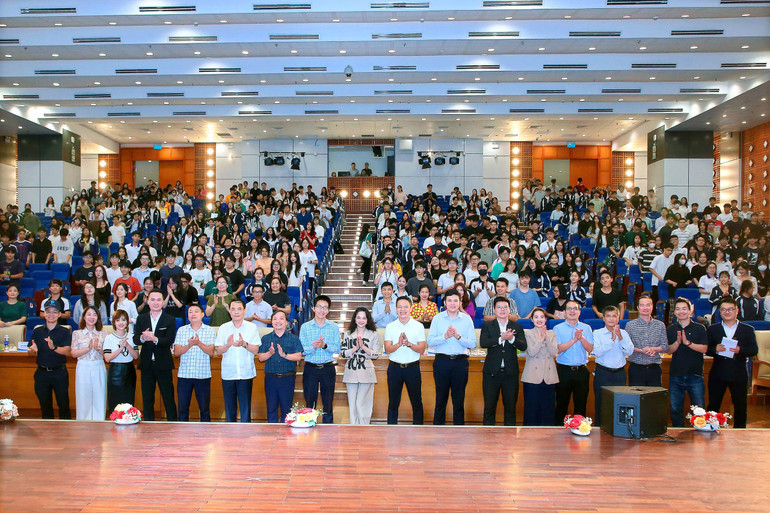 Một chương trình trong chuỗi ABAII Unitour của VBA nhằm phổ cập Blockchain và AI cho sinh viên các trường đại học trên cả nước. (Ảnh: ABAII Unitour thứ 14 tại Trường Công nghệ - Đại học Kinh tế Quốc dân) Một chương trình trong chuỗi ABAII Unitour của VBA nhằm phổ cập Blockchain và AI cho sinh viên các trường đại học trên cả nước. (Ảnh: ABAII Unitour thứ 14 tại Trường Công nghệ - Đại học Kinh tế Quốc dân)