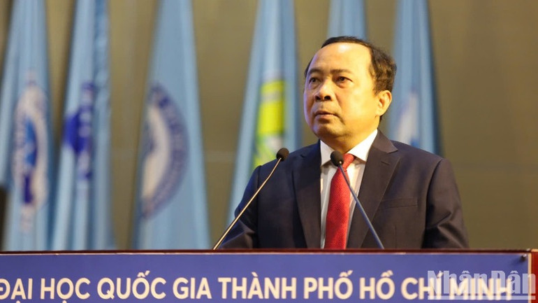 Phó Giáo sư, Tiến sĩ Vũ Hải Quân, Giám đốc Đại học Quốc gia Thành phố Hồ Chí Minh phát biểu tại hội thảo.