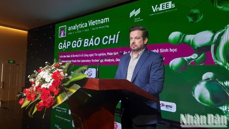 Đại biểu phát biểu tại họp báo.