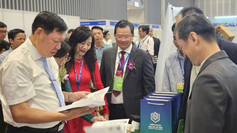 Trường đại học Khoa học sức khỏe tham gia Hội chợ dược liệu, y dược và các sản phẩm dược liệu toàn quốc. Trường đại học Khoa học sức khỏe tham gia Hội chợ dược liệu, y dược và các sản phẩm dược liệu toàn quốc.