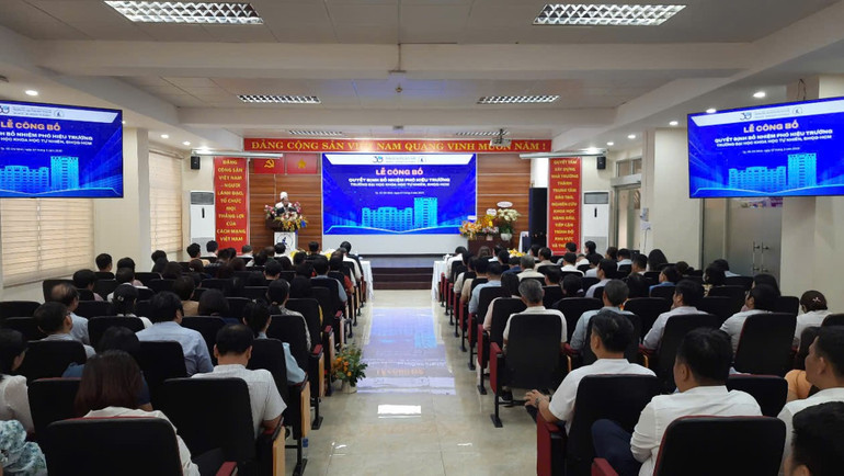 Quang cảnh lễ công bố Quyết định Bổ nhiệm Thạc sĩ Văn Chí Nam làm Phó hiệu trưởng Trường đại học Khoa học tự nhiên. Quang cảnh lễ công bố Quyết định Bổ nhiệm Thạc sĩ Văn Chí Nam làm Phó hiệu trưởng Trường đại học Khoa học tự nhiên.