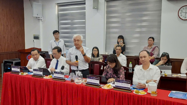 Nhà khoa học phát biểu tại hội thảo.