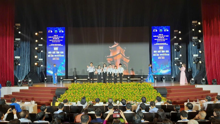 Các đơn vị tham gia cuộc thi ra mắt tại lễ khai mạc.