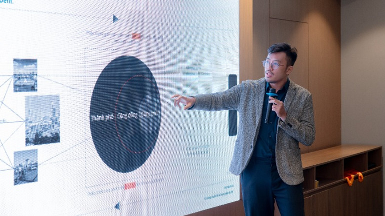 Chuyên gia giới thiệu về chuyển đổi số trong ngành du lịch.