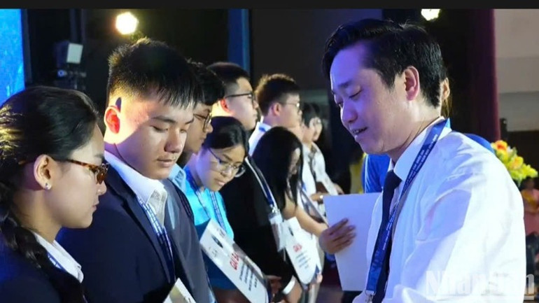 Trao giải Ba cho các dự án xuất sắc tại cuộc thi.