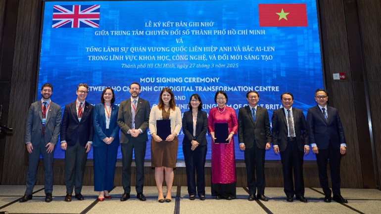 Các đại biểu chụp ảnh lưu niệm tại lễ ký kết.