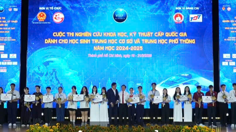 Các học sinh nhận giải tại Cuộc thi nghiên cứu khoa học, kỹ thuật cấp quốc gia học sinh trung học cơ sở và trung học phổ thông năm học 2024-2025.