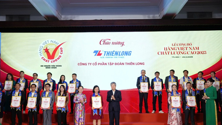 Các doanh nghiệp được vinh danh đạt danh hiệu hàng Việt Nam chất lượng cao. Các doanh nghiệp được vinh danh đạt danh hiệu hàng Việt Nam chất lượng cao.