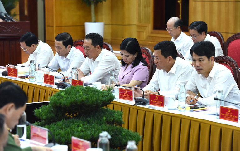 Các đồng chí lãnh đạo tỉnh và các sở, ngành Thanh Hóa tham dự buổi làm việc.