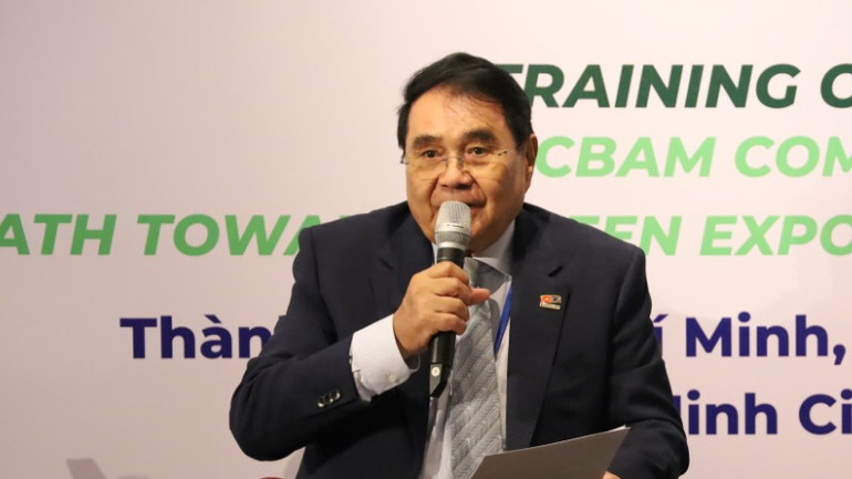 Chuyên gia phát biểu tại hội nghị tập huấn.