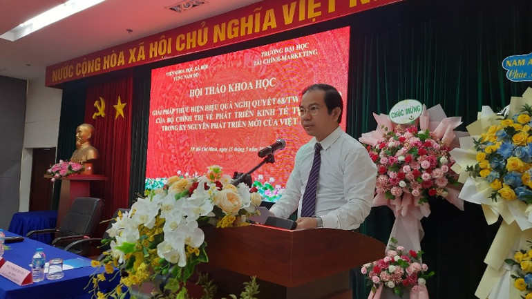 Phó Giáo sư, Tiến sĩ Vũ Tuấn Hưng, Phó Viện trưởng phụ trách Viện Khoa học xã hội vùng Nam Bộ phát biểu tại hội thảo.