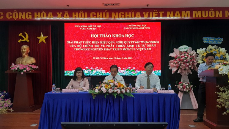 Đoàn chủ toạ chủ trì hội thảo.