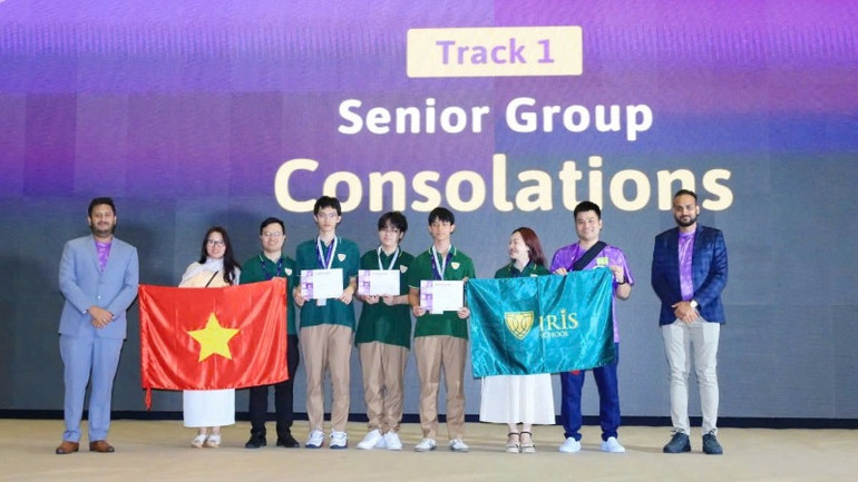 Ban tổ chức trao giải Khuyến khích bảng trung học phổ thông cho đội thi đến từ Việt Nam. (Ảnh: CTV)