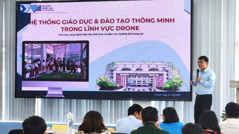 Chuyên gia trình bày tham luận tại hội thảo.