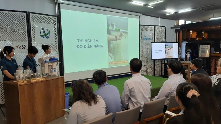 Chuyên gia giới thiệu các thí nghiệm về tính hiệu quả lọc nước công nghệ điện CDIs.