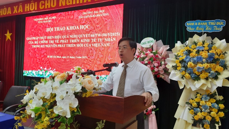 Phó Giáo sư, Tiến sĩ Phạm Tiến Đạt, Hiệu trưởng Trường đại học Tài chính-Marketing phát biểu tại hội thảo.