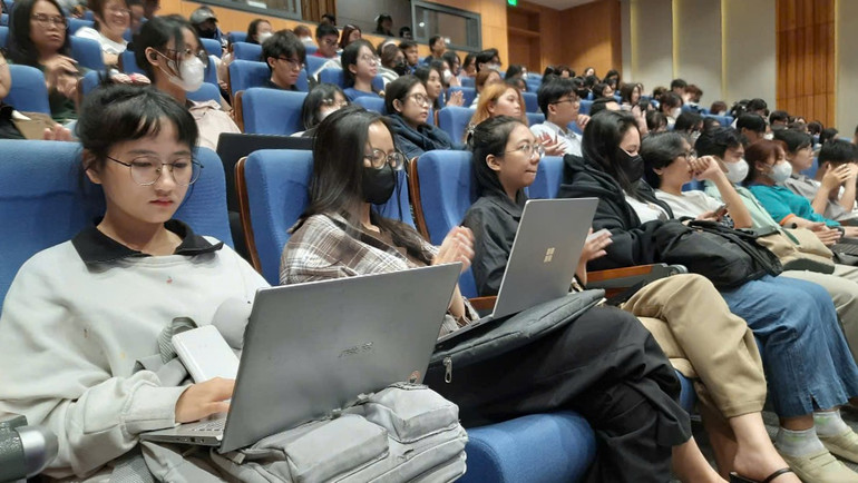 Đông đảo sinh viên đến tham dự buổi talkshow.