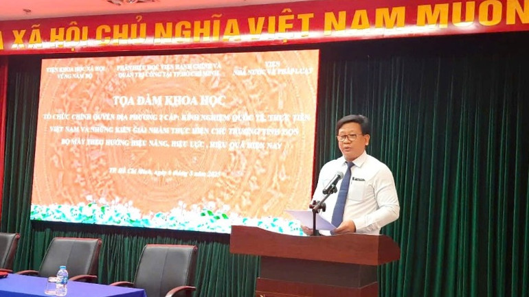 Tiến sĩ Trương Cộng Hòa, Giám đốc phân hiệu Học viện Hành chính và Quản trị công tại Thành phố Hồ Chí Minh phát biểu tại tọa đàm.