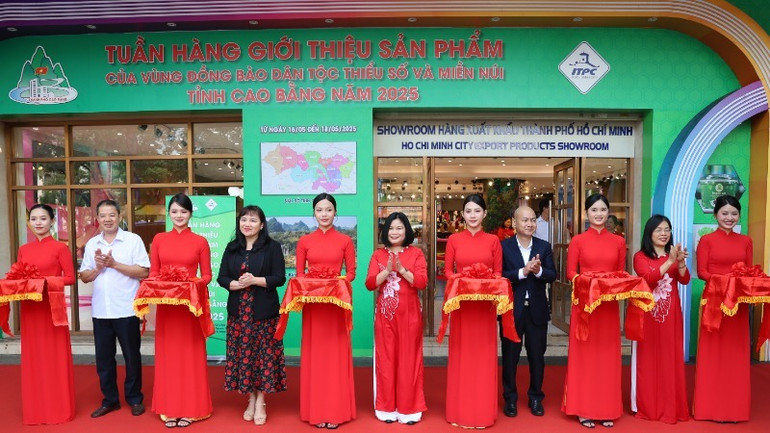 Khai mạc “Tuần hàng giới thiệu sản phẩm của vùng đồng bào dân tộc thiểu số và miền núi tỉnh Cao Bằng năm 2025 ”.