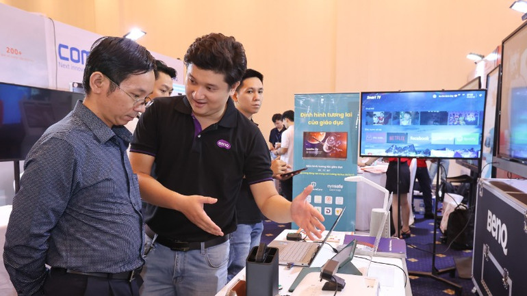 Khách tham quan các gian hàng trưng bày các giải pháp chuyển đổi số tại Ngày hội chuyển đổi số được tổ chức tại Thành phố Hồ Chí Minh.