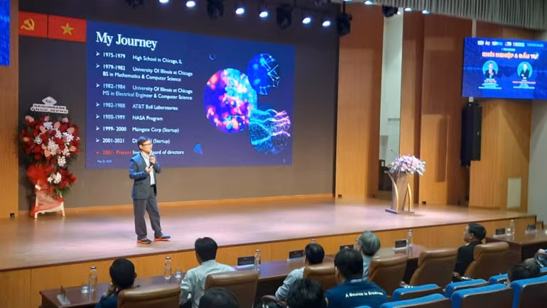 Diễn giả Thụy Mai trao đổi tại buổi talkshow.