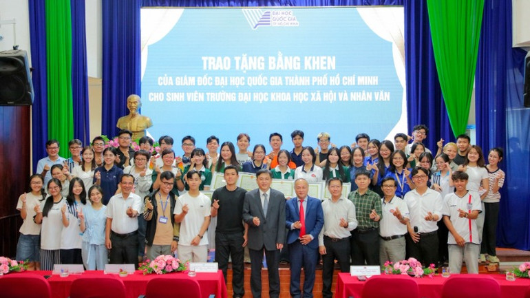 Lãnh đạo Đại học Quốc gia Thành phố Hồ Chí Minh chụp ảnh lưu niệm với các sinh viên. (Ảnh: Đại học Quốc gia Thành phố Hồ Chí Minh) Lãnh đạo Đại học Quốc gia Thành phố Hồ Chí Minh chụp ảnh lưu niệm với các sinh viên. (Ảnh: Đại học Quốc gia Thành phố Hồ Chí Minh)