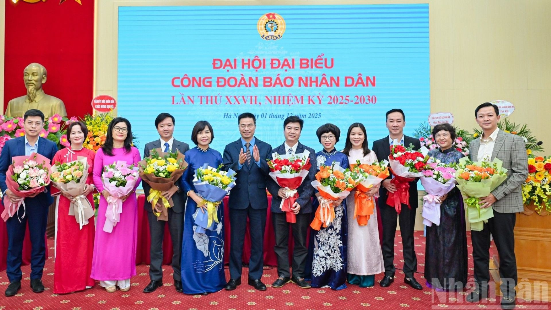 Phó Chủ tịch thường trực Công đoàn Khoa học và Công nghệ Việt Nam Phạm Quang Hưởng tặng hoa chúc mừng Ban Chấp hành Công đoàn Báo Nhân Dân khóa XXVII, nhiệm kỳ 2025-2030.