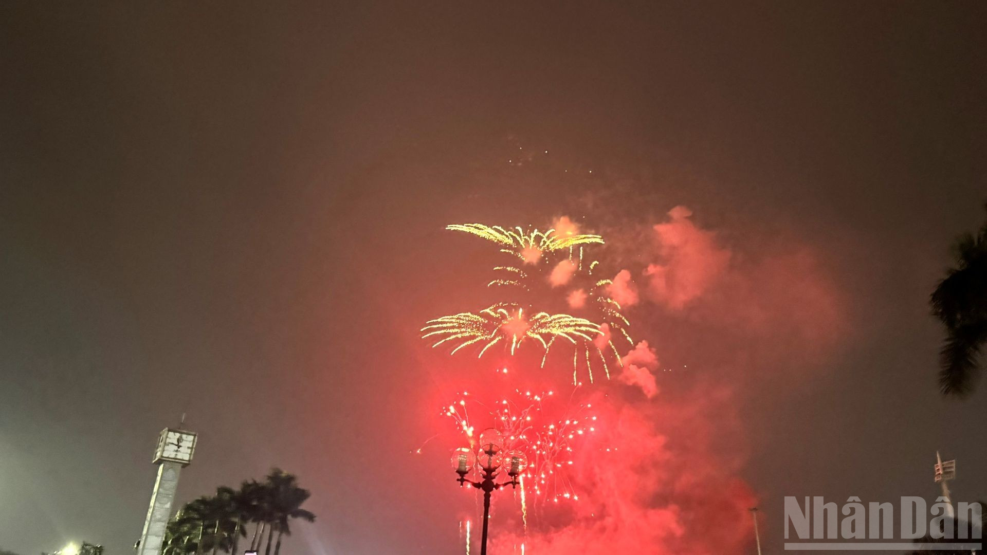 Pháo hoa rực rỡ trên bầu trời Hà Nội, khu vực Sân vận động Mỹ Đình. 