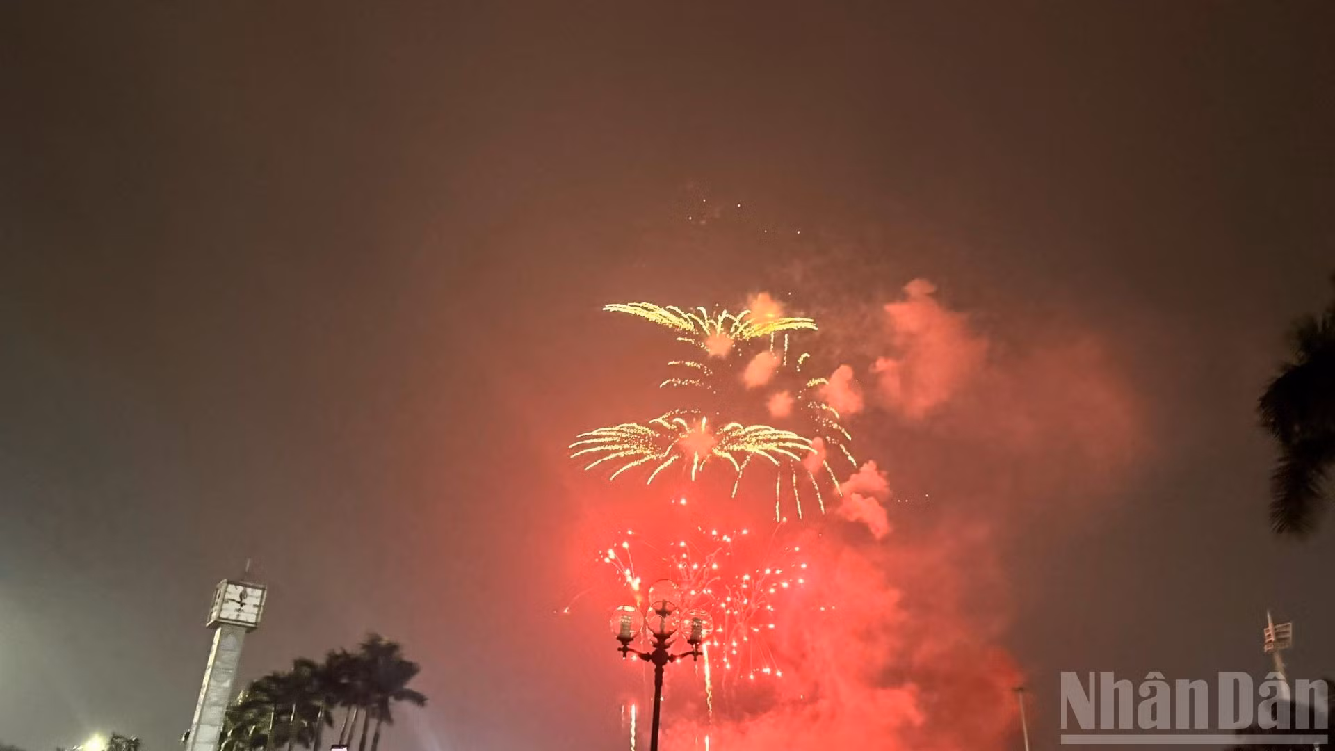 Pháo hoa rực rỡ trên bầu trời Hà Nội, khu vực Sân vận động Mỹ Đình. 