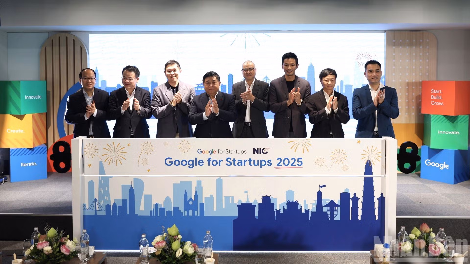 Các đại biểu thực hiện nghi thức khởi động chương trình "Kiến tạo tương lai Việt Nam". (Ảnh: HNV)