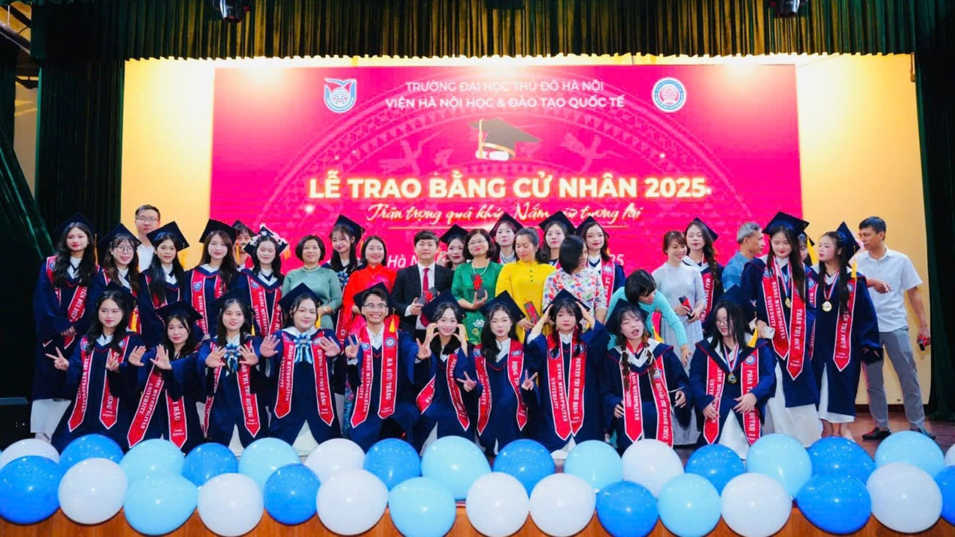 Lễ tốt nghiệp của sinh viên ngành Việt Nam học tại một trường Đại học ở Việt Nam. (Ảnh: CTV) vnh5.jpg