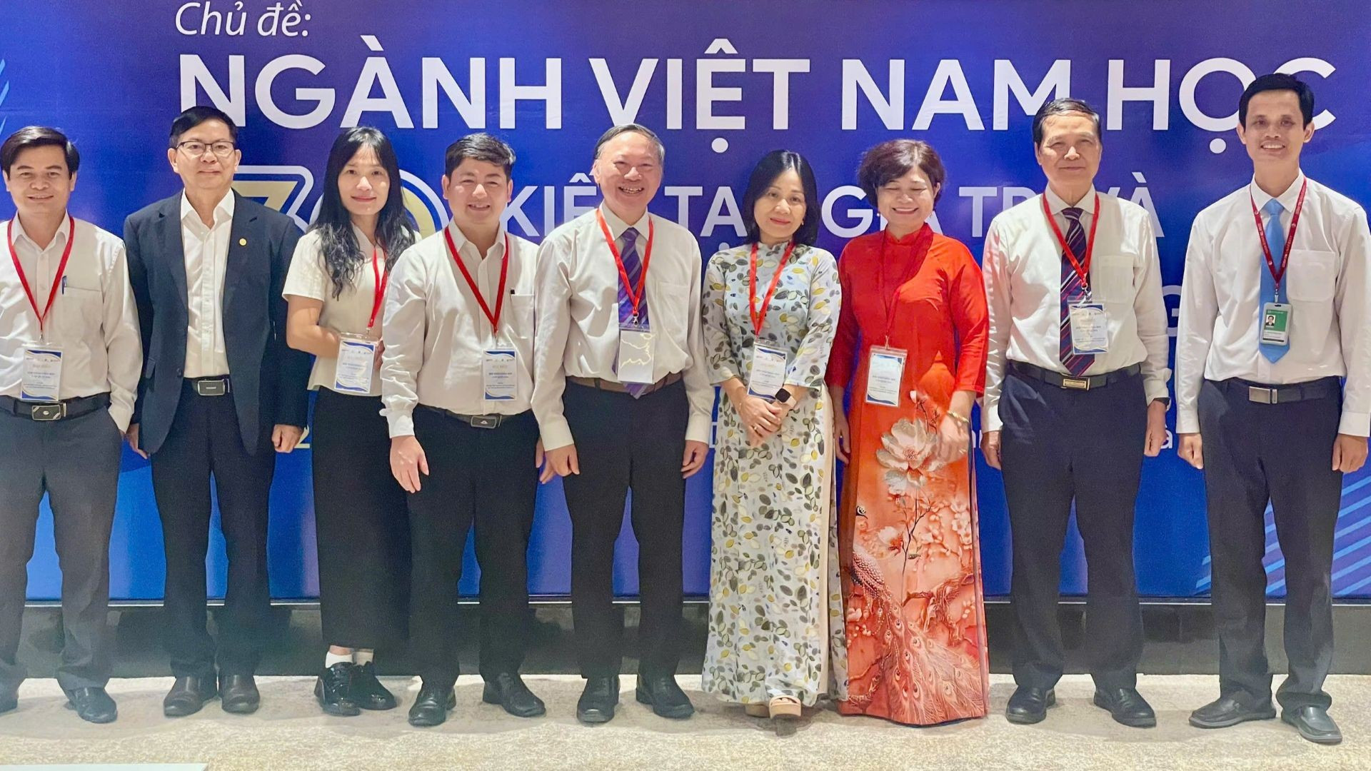 Các diễn giả, thành viên Ban tổ chức hội thảo. (Ảnh: CTV) vnh1.jpg