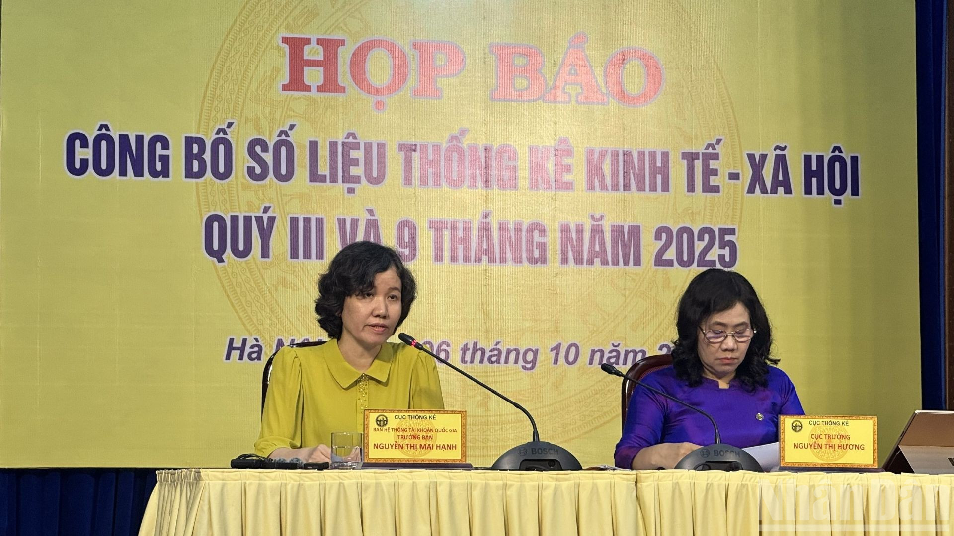 Bà Nguyễn Thị Mai Hạnh (áo vàng), Trưởng Ban Hệ thống Tài khoản Quốc gia, Cục Thống kê, Bộ Tài chính trả lời tại họp báo. (Ảnh: HNV)