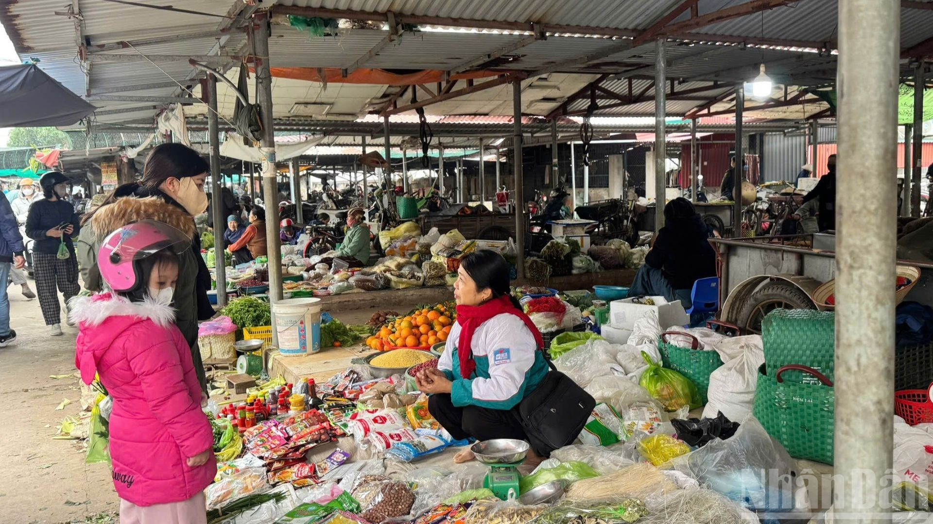 Một phiên chợ quê ở Hưng Yên. (Ảnh: HNV)