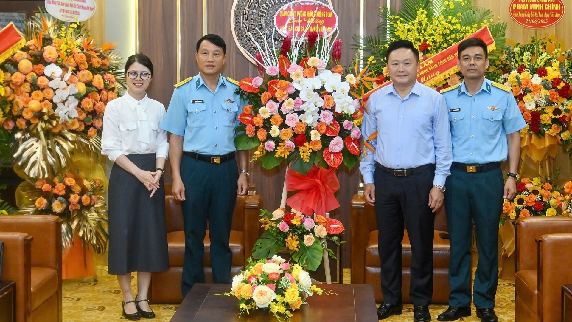 Đoàn Quân chùng Phòng không-Không quân do Đại tá Nguyễn Hữu Toàn, Phó Chủ nhiệm chính trị dẫn đầu tới thăm và chúc mừng Báo Nhân Dân. Tiếp đoàn là Phó Tổng Biên tập Phan Văn Hùng. ggc1962.jpg