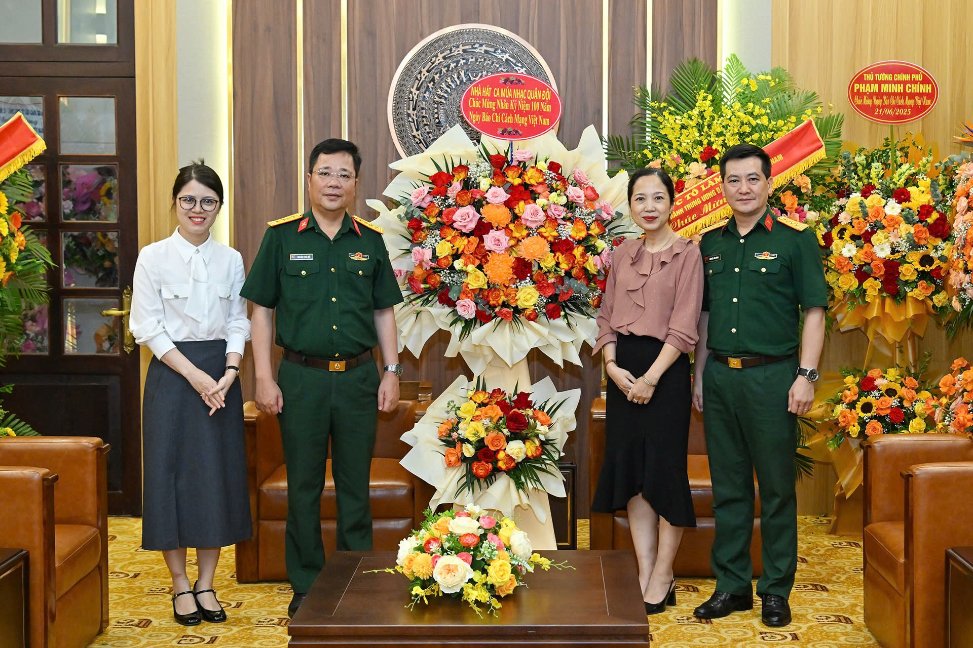 Đoàn Nhà hát ca múa nhạc quân đội Tổng cục Chính trị Quân đội nhân dân Việt Nam do Đại tá Nguyễn Công Hải, Bí thư Đảng ủy dẫn đầu thăm và chúc mừng Báo. Tiếp đoàn là Phó Chánh Văn phòng Nguyễn Thuỳ Chi ggc1964.jpg
