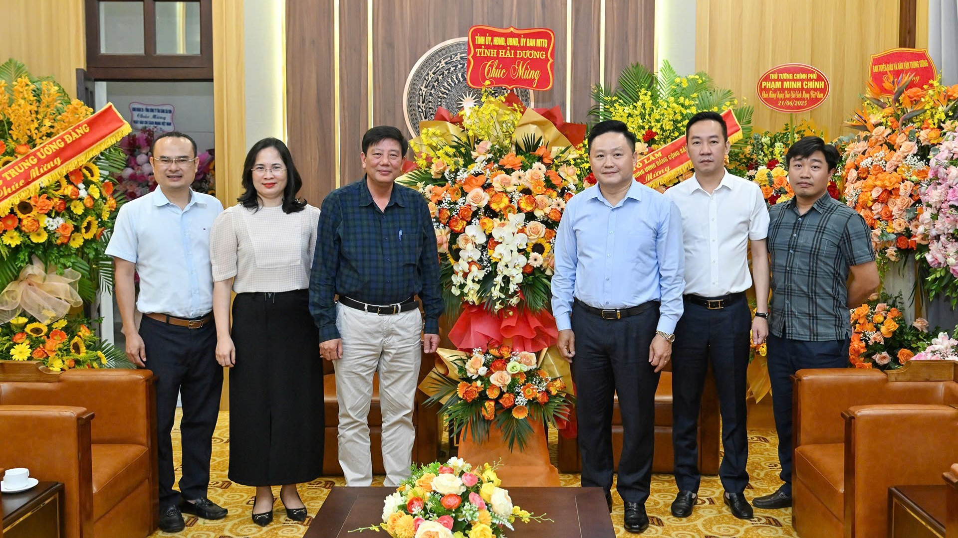 Đoàn đại biểu tỉnh Hải Dương do đồng chí Nguyễn Quang Phúc, Ủy viên Ban thường vụ Tỉnh ủy, Trưởng Ban Tuyên giáo và Dân vận Tỉnh ủy làm Trưởng đoàn đã đến thăm và chúc mừng tập thể Báo Nhân Dân. Phó Tổng Biên tập Phan Văn Hùng tiếp đoàn. ggc1966.jpg